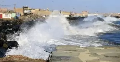 Cierran playas de de Barranca por fuertes oleajes
