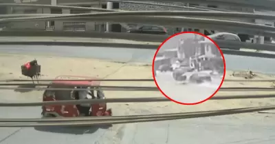 Auto embisti� a mototaxi y dej� dos heridos de gravedad en Ventanilla