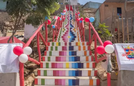 Inauguran mural en escaleras peatonales que retrata cultura ayacuchana.
