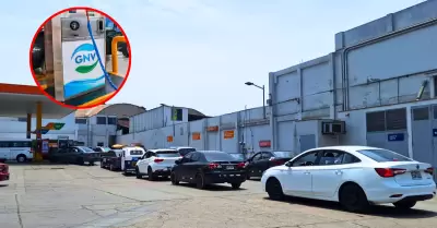 Taxistas denuncian demoras en suministro de GNV en grifo de Chorrillos.