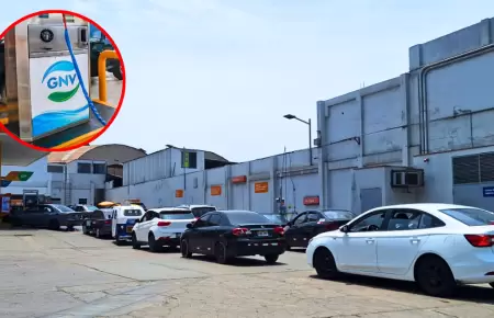Taxistas denuncian demoras en suministro de GNV en grifo de Chorrillos.
