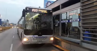 Bus varado en estaci�n Tom�s Valle genera demoras en el Metropolitano.