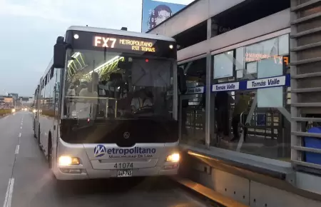 Bus varado en estaci�n Tom�s Valle genera demoras en el Metropolitano.