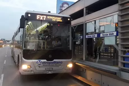 Bus varado en estaci�n Tom�s Valle genera demoras en el Metropolitano.