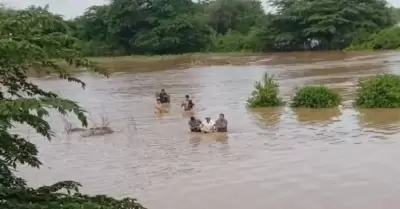 Rescatan a adulto mayor ante incremento de r�o Motupe