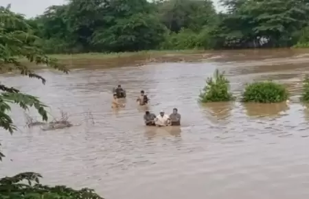 Rescatan a adulto mayor ante incremento de r�o Motupe