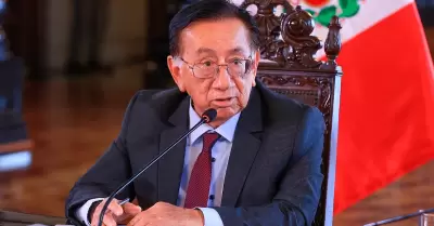 Jos� Mar�a Balc�zar se pronunci� sobre gratificaci�n para trabajadores CAS.