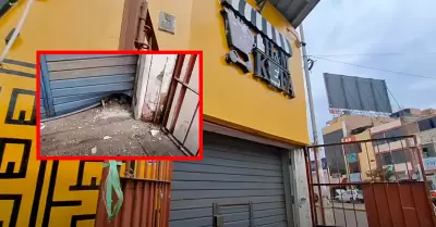 Explosivo afect� el port�n del local en horas de alta concurrencia ciudadana.