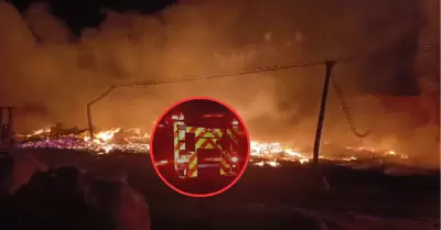 Incendio consume almac�n de reciclaje en Lurigancho-Chosica