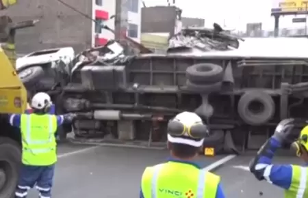 Cami�n se vuelca en el �valo Habich generando intenso tr�fico.