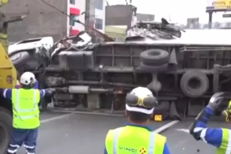 Cami�n se vuelca en el �valo Habich generando intenso tr�fico.