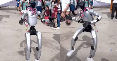 Robot caus� sensaci�n con singular baile en carnaval Pukllay en Andahuaylas