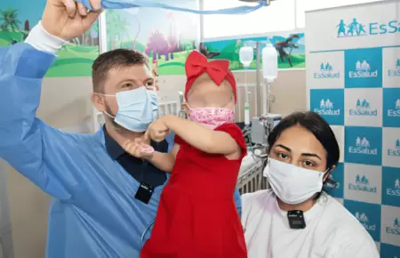 Ni�a de 2 a�os supera agresivo c�ncer gracias a trasplante de h�gado