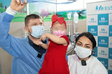 Ni�a de 2 a�os supera agresivo c�ncer gracias a trasplante de h�gado