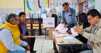 Aprueban d�a no laborable para personeros.