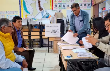 Aprueban d�a no laborable para personeros.