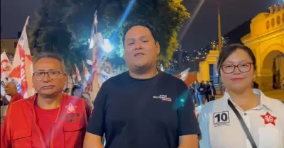 Enrique Valderrama junto a militantes del APRA en el R�mac.