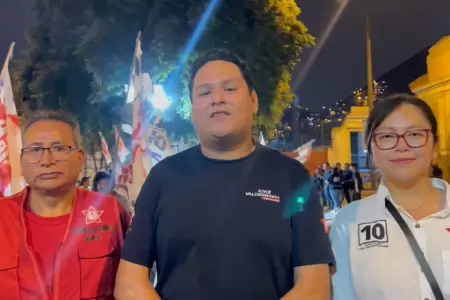 Enrique Valderrama junto a militantes del APRA en el R�mac.