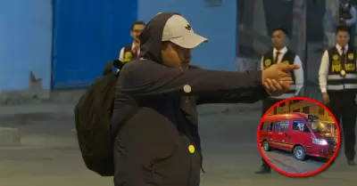 La polic�a iba registrando cada detalle.