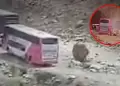 Roca gigante cay� desde un cerro y golpe� bus con pasajeros en la ruta Chiclayo-Ja�n