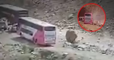 roca de gran tama�o cay� de cerro y golpe� bus