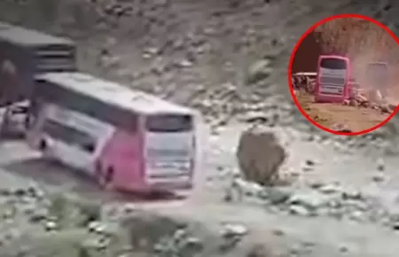 roca de gran tama�o cay� de cerro y golpe� bus