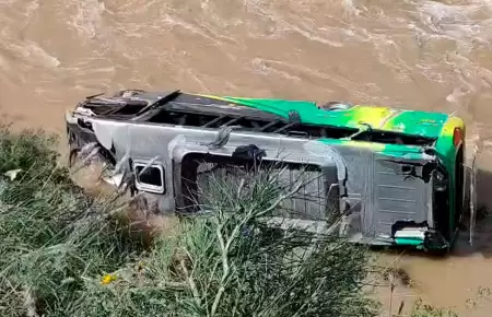 Tragedia en Carretera Central tras despiste de bus en r�o Mantaro.