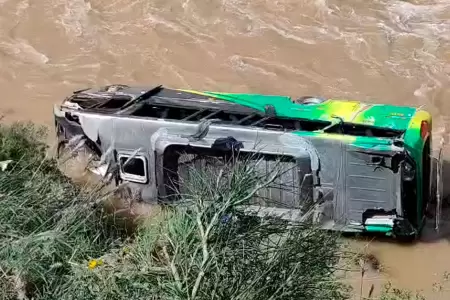 Tragedia en Carretera Central tras despiste de bus en r�o Mantaro.