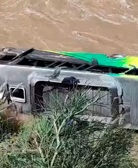 Tragedia en Carretera Central tras despiste de bus en r�o Mantaro.