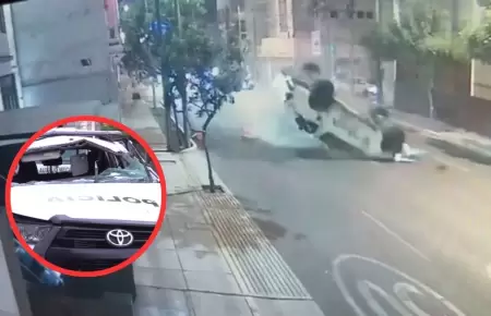 Patrullero de la PNP qued� volcado tras accidente dejando a un efectivo herido