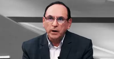 Exministro �ngelo Alfaro defiende su relaci�n con menor de edad.