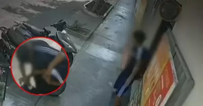 Escolar es asaltado mientras com�a salchipapa en Los Olivos