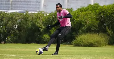Esposa de arquero expone presunta infidelidad
