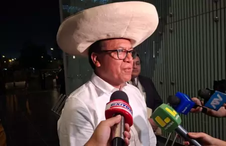 Roberto S�nchez llega al debate usando sombrero de Pedro Castillo