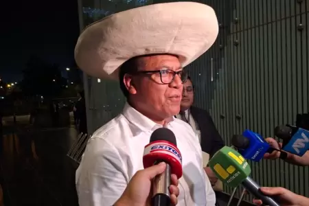 Roberto S�nchez llega al debate usando sombrero de Pedro Castillo