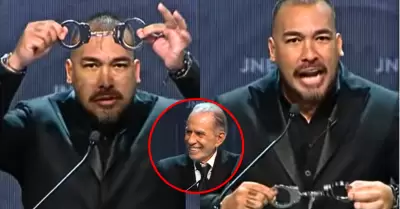 �lvaro Paz de la Barra sac� esposas durante su intervenci�n en debate presidenci