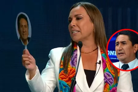 Molinelli mostr� documentos y una fotograf�a durante su intervenci�n para reforz