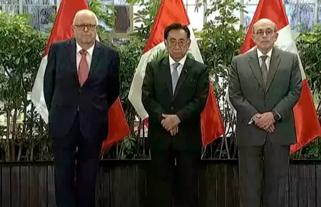 Condecoran a Julio Velarde en Palacio de Gobierno.