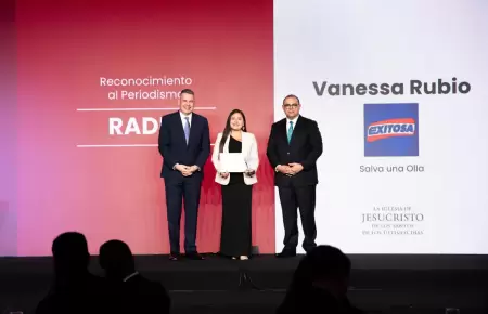 Reconocimiento a Periodista de Radio Exitosa