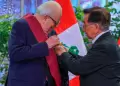 Presidente Balc�zar condecora a Julio Velarde con la orden 'El Sol del Per�' en grado de Gran Cruz