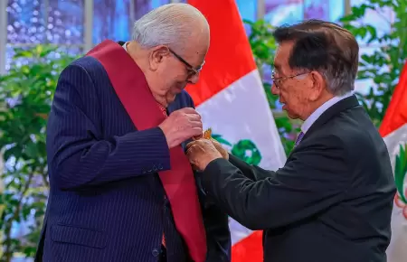 Condecoran a Julio Velarde en Palacio de Gobierno.