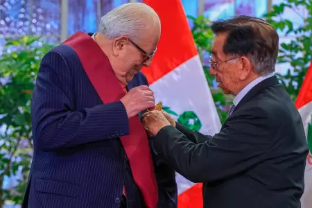 Condecoran a Julio Velarde en Palacio de Gobierno.