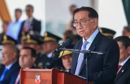 Presidente Balc�zar a estudiantes graduados de la PNP