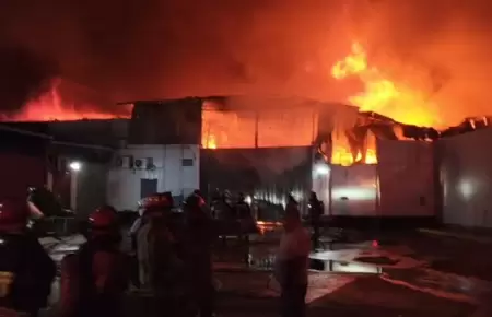Incendio consume f�brica textil en Surco