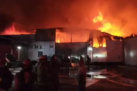Incendio consume f�brica textil en Surco