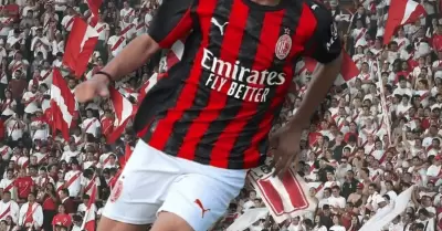 Futbolista del AC Mil�n fue convocado a la selecci�n peruana