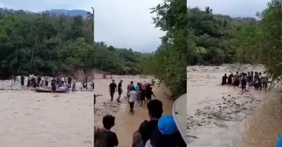 Trasladan ata�d en flotador por el r�o debido a falta de puente