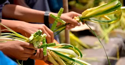 Tradicionales palmas son bendecidas en Domingo de Ramos.