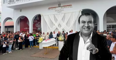 Ciudadanos acompa�an el f�retro de Manolo Rojas durante su recorrido por Huaral.