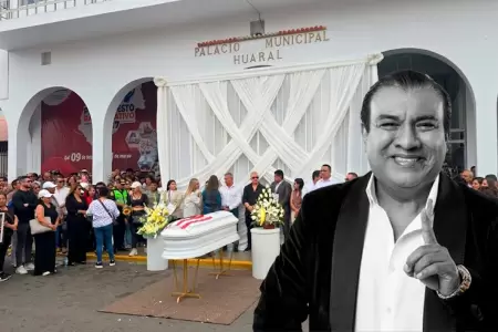 Ciudadanos acompa�an el f�retro de Manolo Rojas durante su recorrido por Huaral.